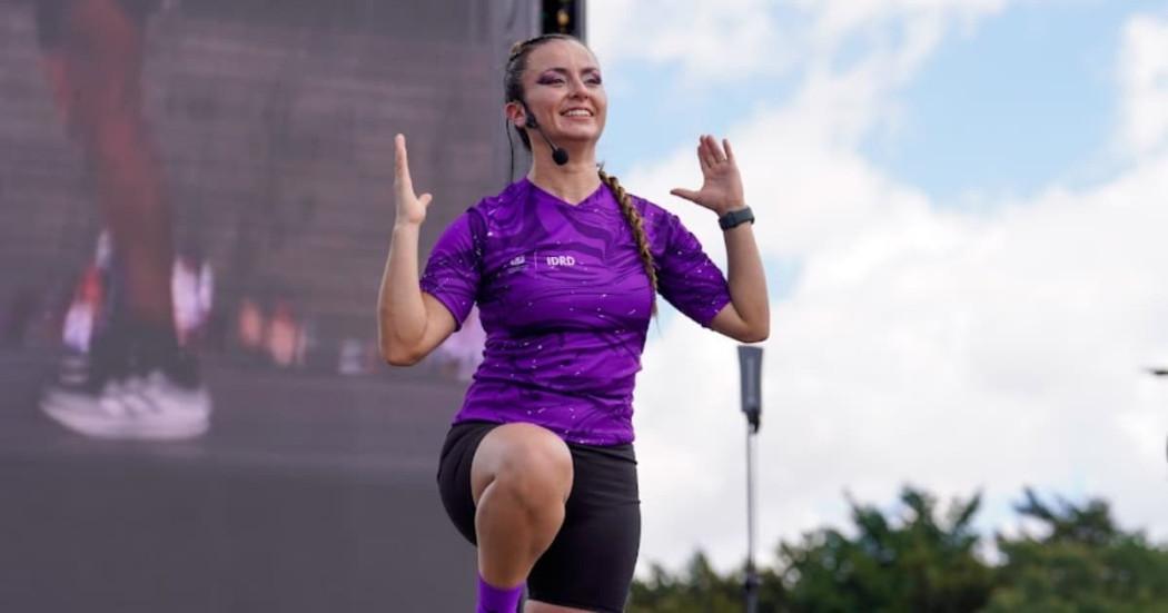 mujer haciendo aeróbicos