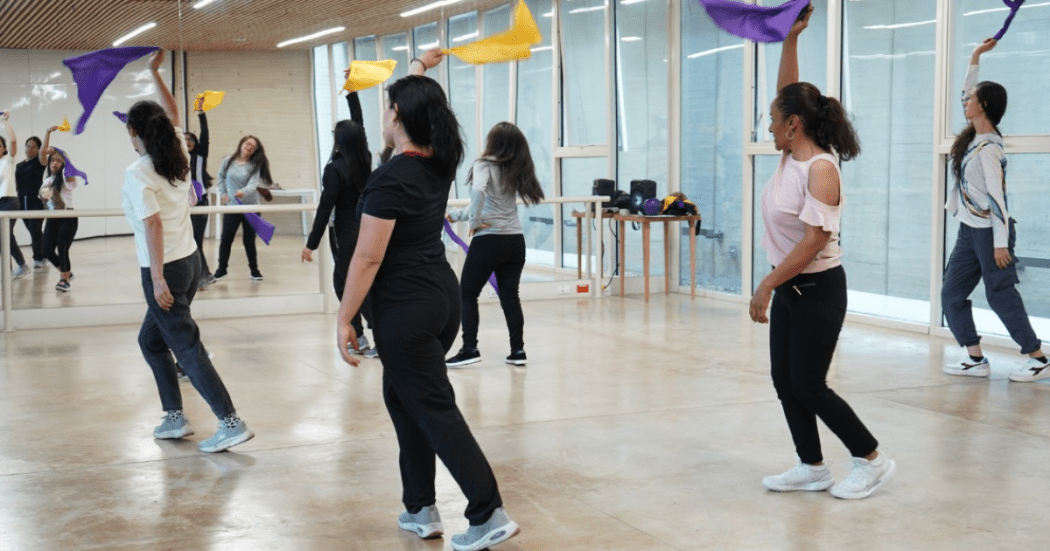 Imagen de varios jóvenes bailando en lo que aprece una pista de baile.