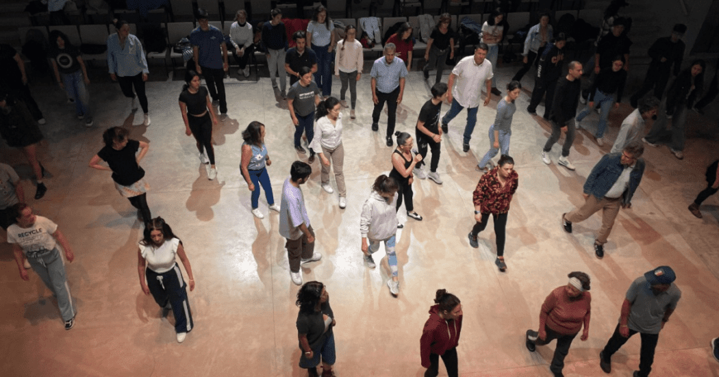 Imagen de varias personas disfrutando de un salón de baile en el CEFE Chapinero