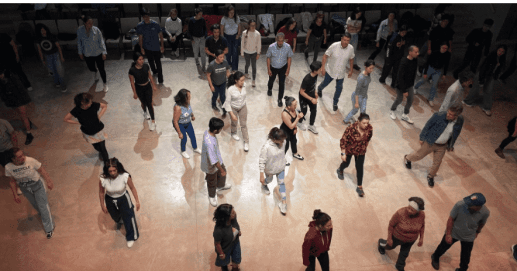 Imagen de varias personas disfrutando de un salón de baile en el CEFE Chapinero