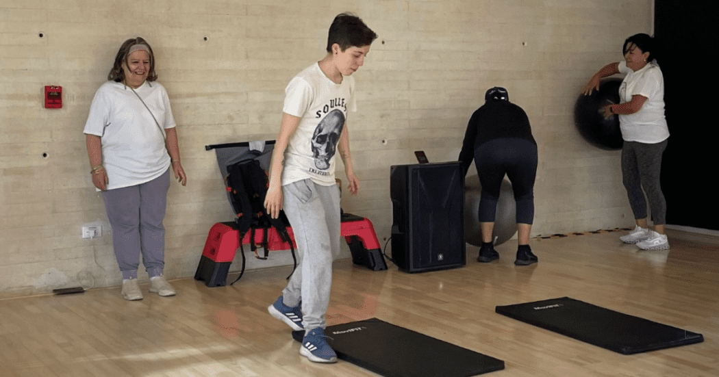 Imagen de varias personas tomando los servicios en el CEFE Chapinero