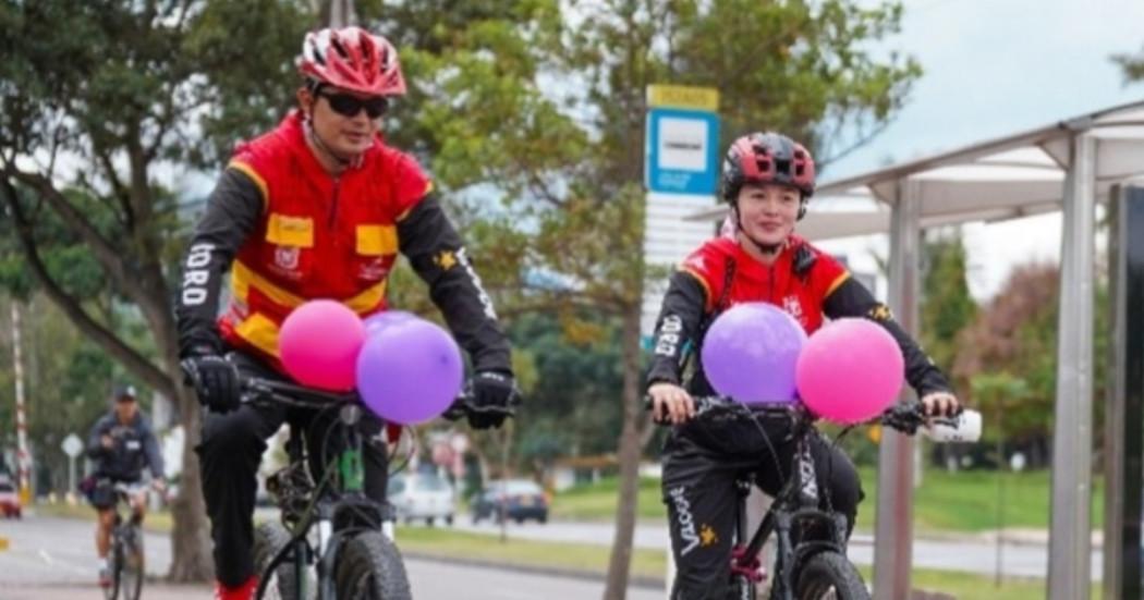 Dos personas montando bicicleta