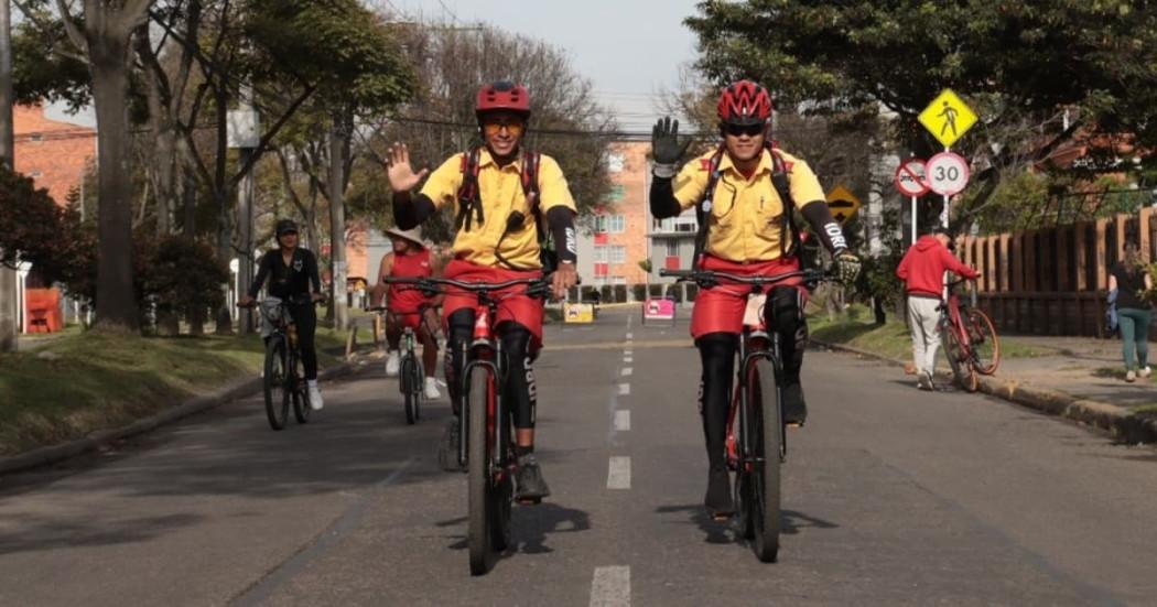 Foto de guardianes de la Ciclovía de Bogotá.