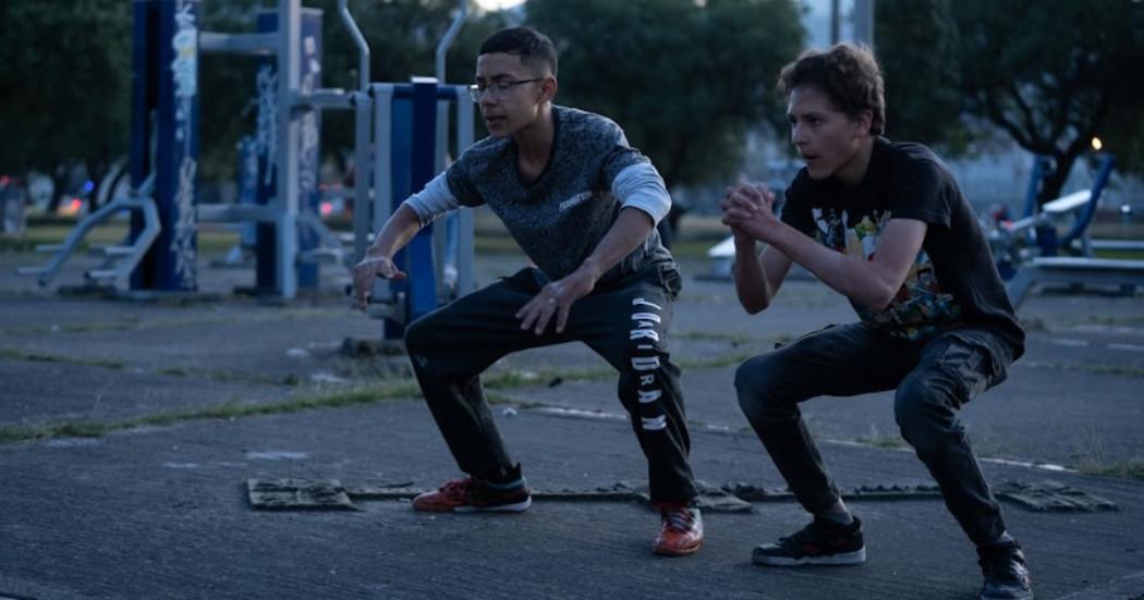 Foto que muestra dos personas haciendo ejercicio