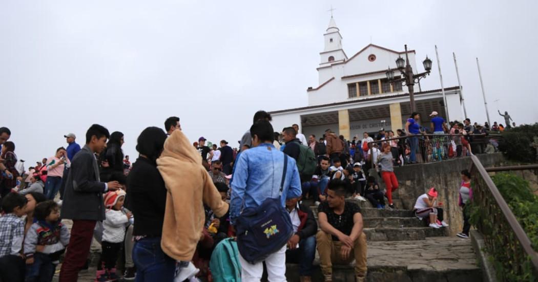 personas visitando cerro de Monserrate