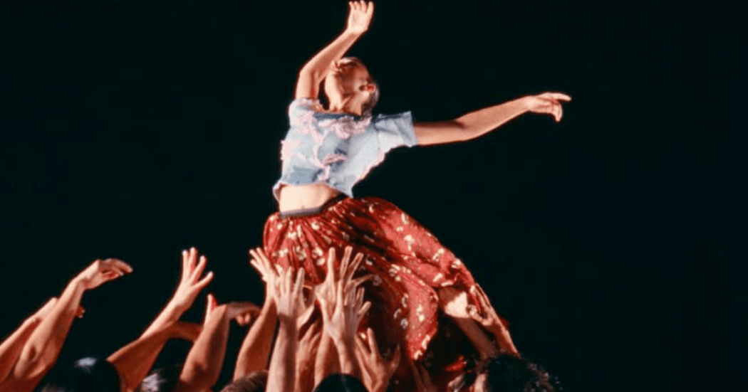 Imagen de varios bailarines que hacen parte de la obra.