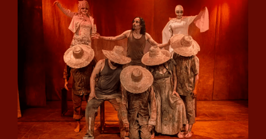 Imagen de los personajes de la obra de teatro 'La Caída de las Águilas' en la Casa TEA