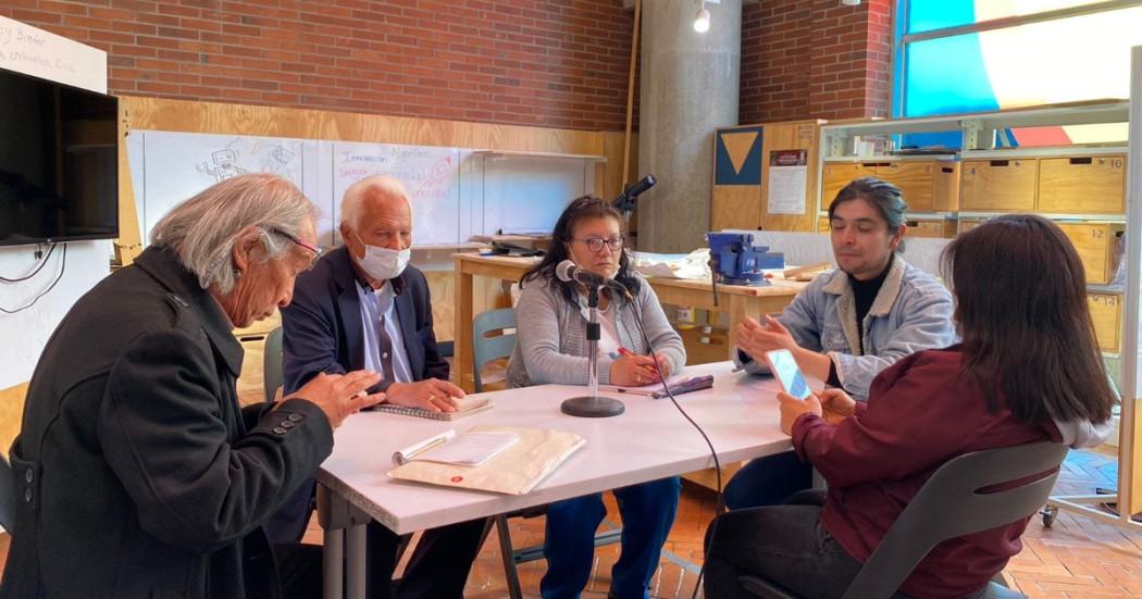 Varias personas reunidas en un salón 