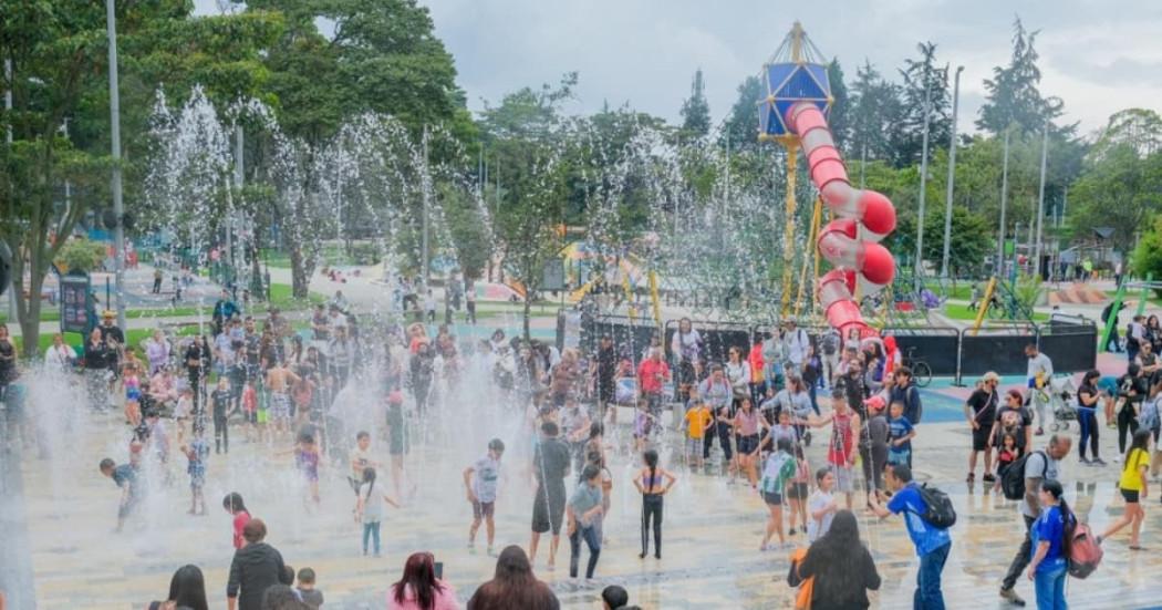 Personas jugando en parque acuático