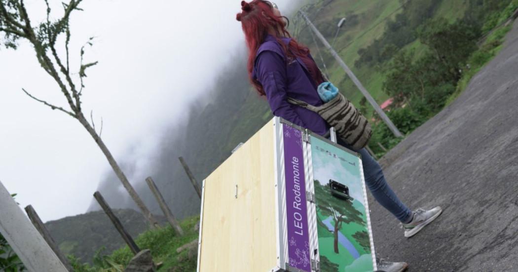 Imagen de funcionaria con caja de LEO Rodamonte en BibloRed