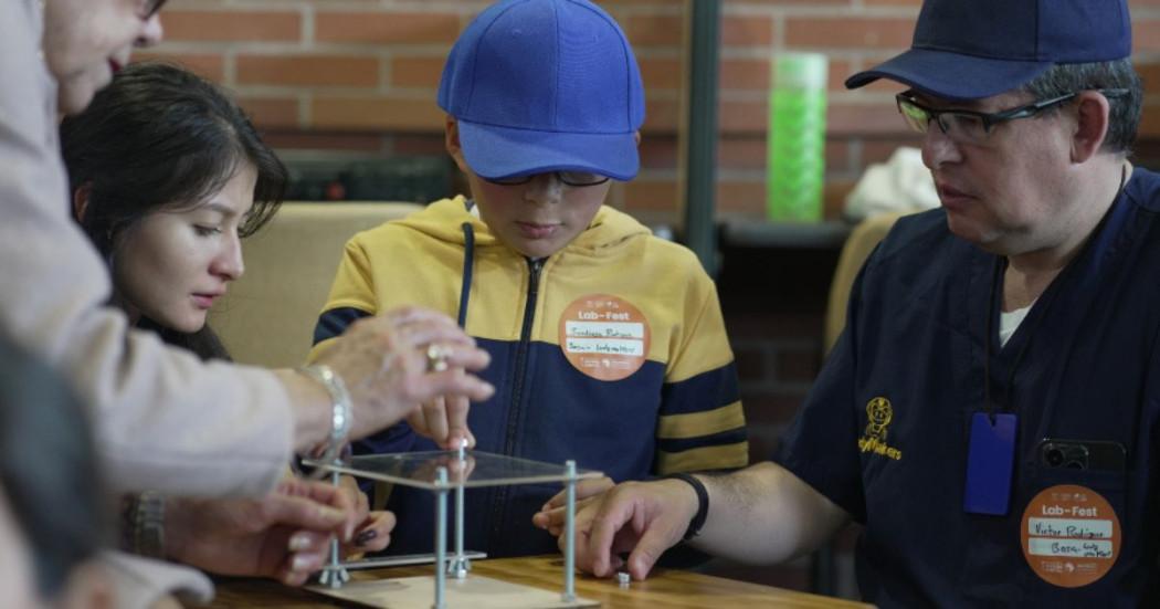 Imagen de Usuarios de la Sala Labco de la Biblioteca Pública Bosa