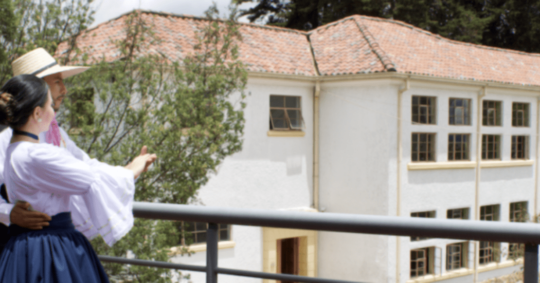 Imagen de una apreja de bailarines mirando hacia la Casona de la Danza