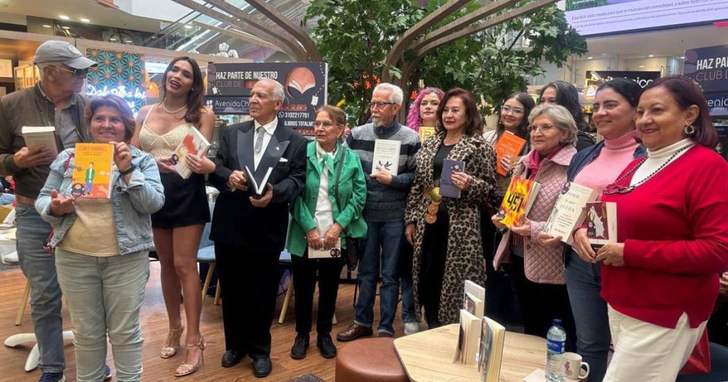 Imagen de grupo de personas con libros 