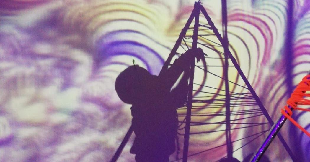 Imagen de sombra de niño construyendo una torre