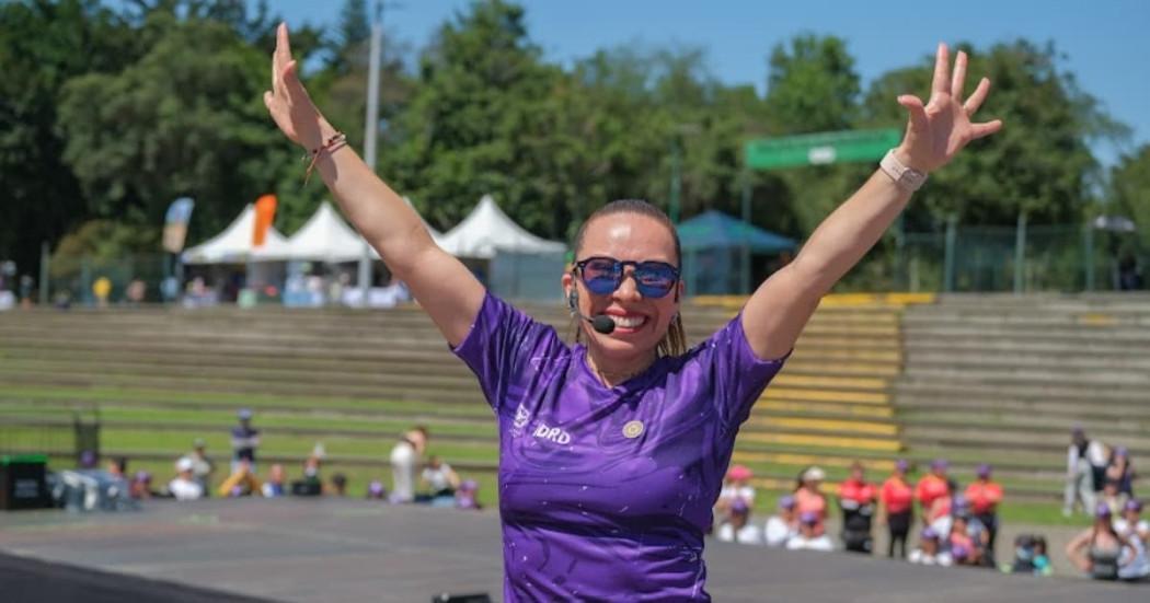 mujer con brazos abiertos