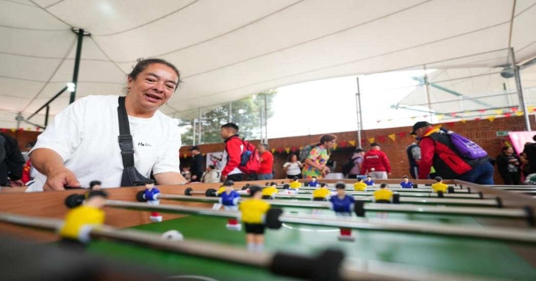 mujer juega futbolín, juego de mesa