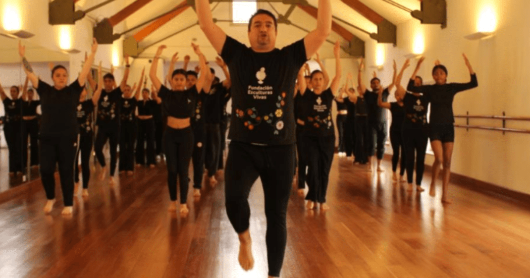 Imagen de varias personas tomando el taller en la Casona de la Danza.