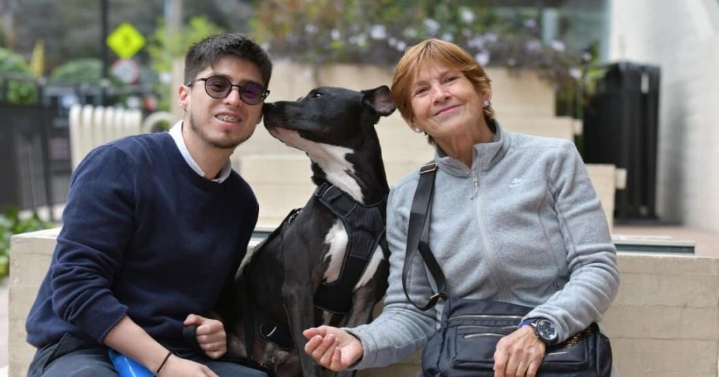 Foto de un hombre y mujer en una de las jornadas de adopción de mascotas en Bogotá. 