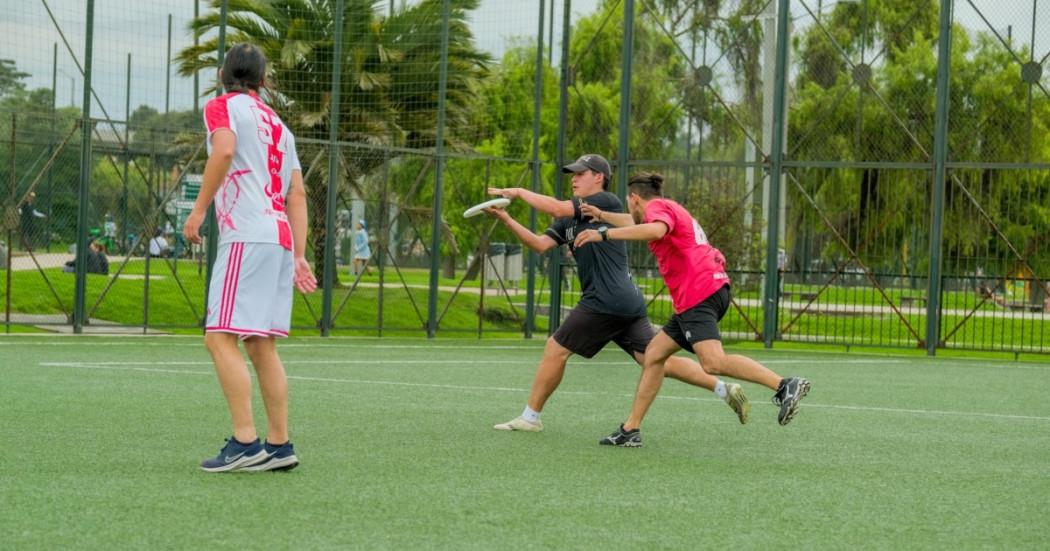 jóvenes entrenan ultimate frisbee en Bogotá