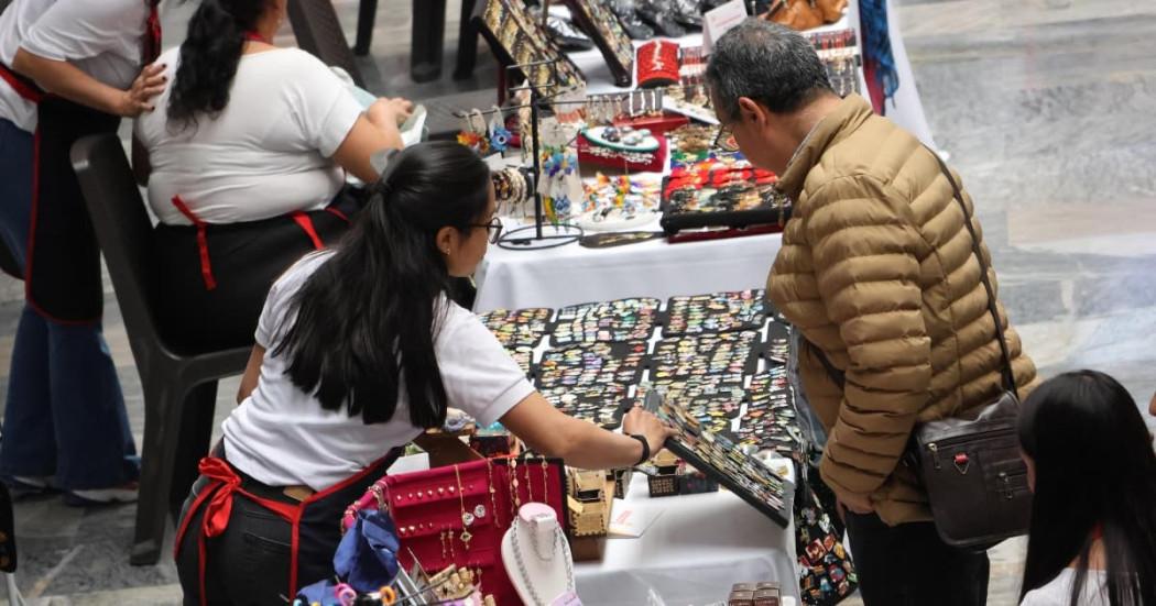 Foto de mujeres y sus emprendimientos en una de las ferias en Bogotá.