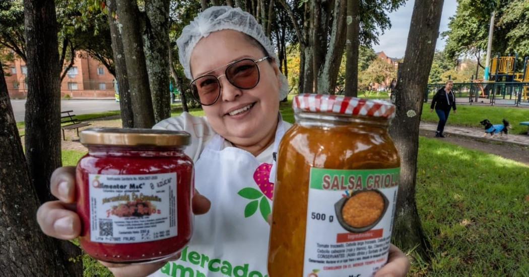 Foto de una mujer campesina en uno de los Mercados Campesinos de Bogotá.
