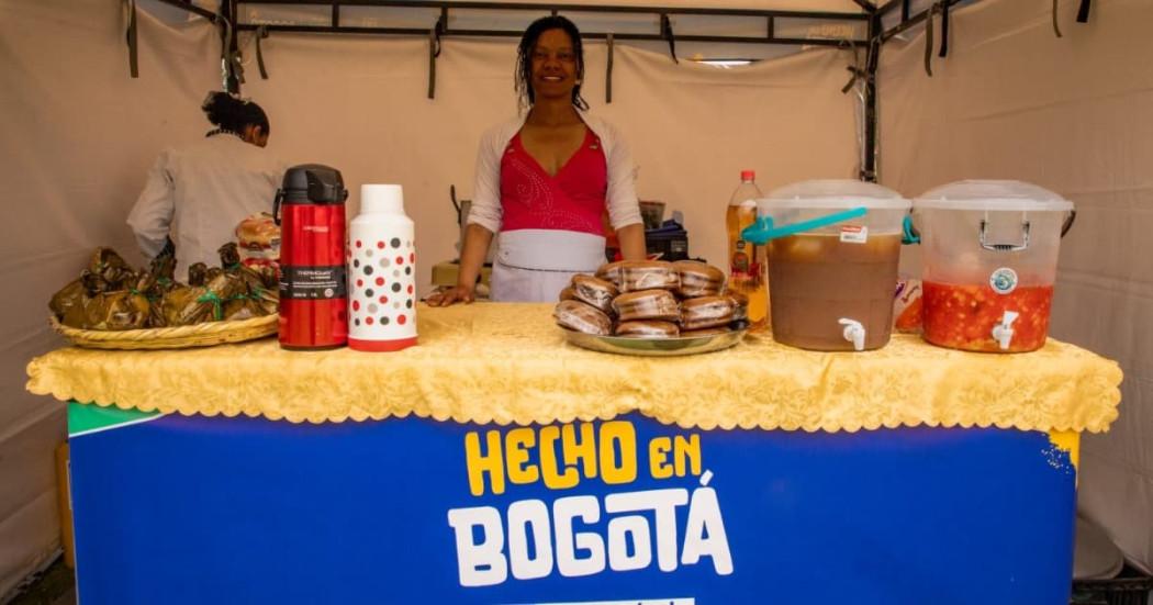 Foto de una mujer emprendedora en una de las ferias de Hecho en Bogotá.