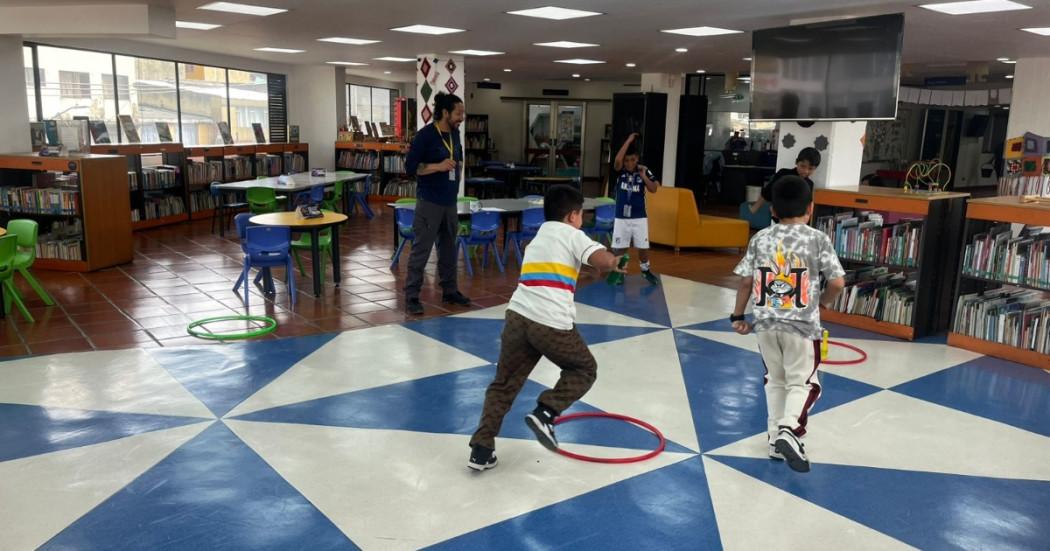 Niños jugando y corriendo en un salón