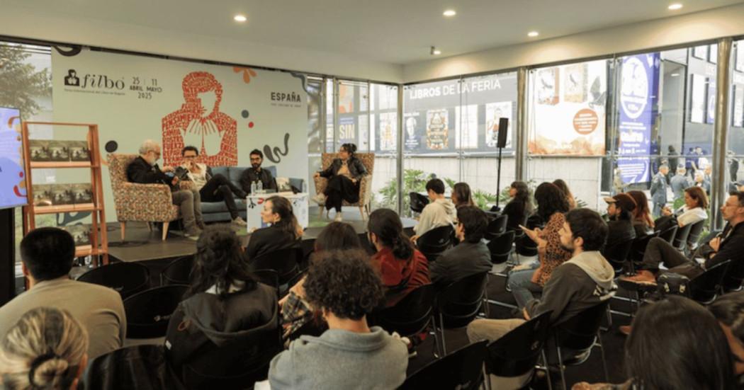 Imagen de personas en conversatorio en la FILBo 2025