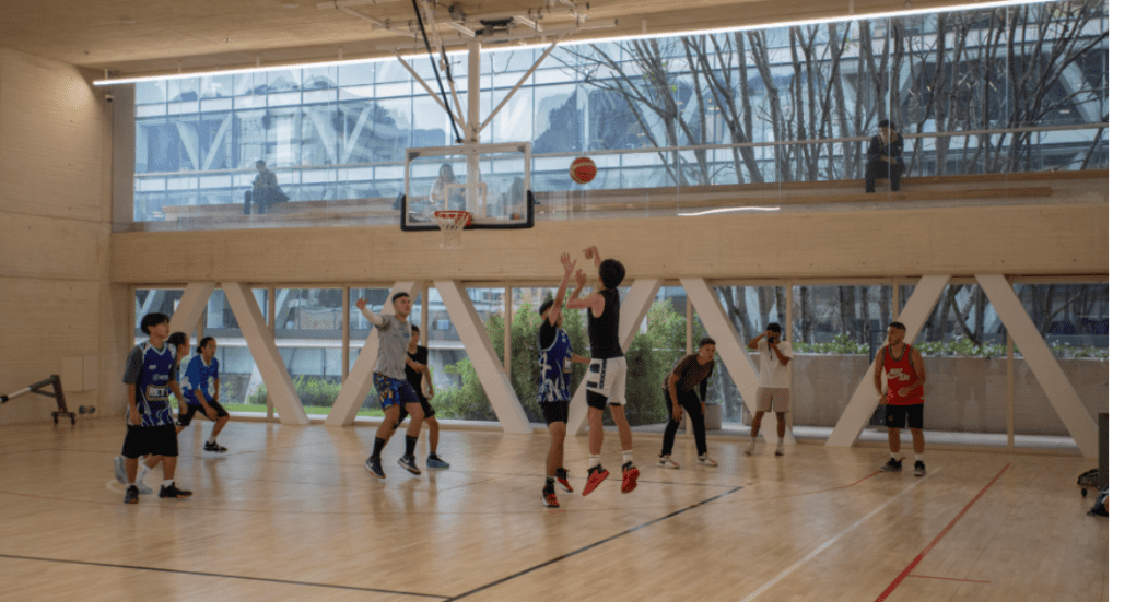 Imagen de un grupo de jóvenes disfrutando de este espacio en el CEFE Chapinero.