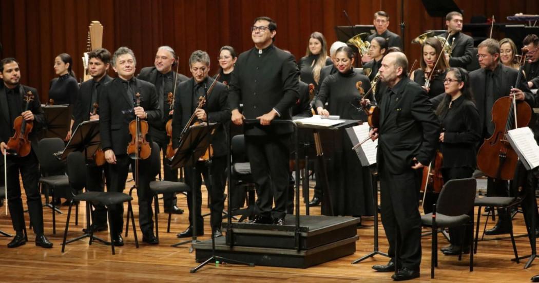 Imagen de Juan Pablo Valencia (director invitado) con la Filarmónica de Bogotá. 