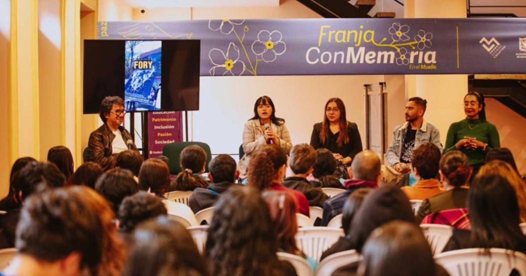 Imagen de personas en diálogo en el muelle de la FUGA