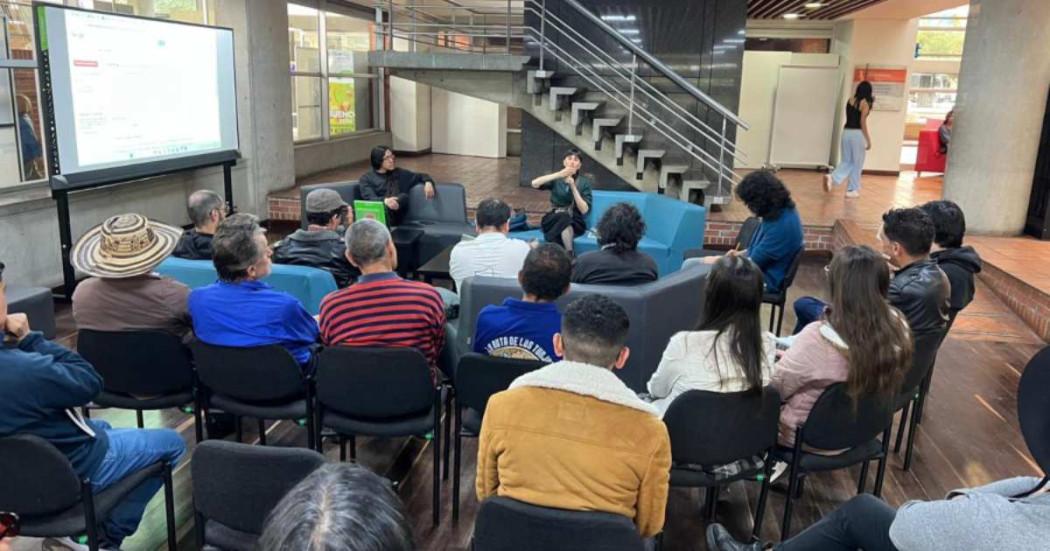 Foto que muestra personas sentadas en un auditorio