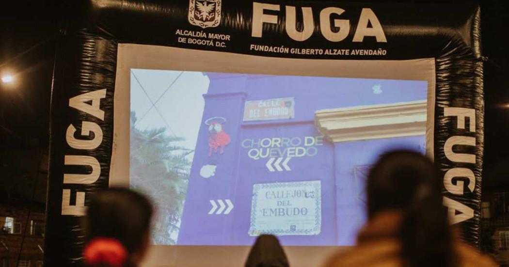 Foto que muestra personas viendo un video