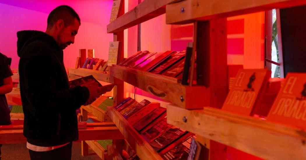 Imagen de un hombre leyendo un libro en FILBo 2025