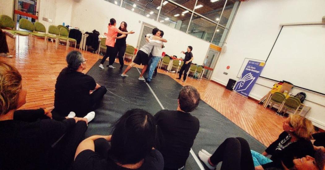 Imagen de personas abrazándose en taller de BibloRed