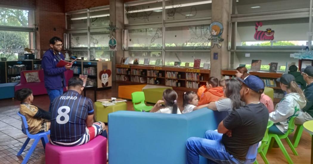 Foto que muestra personas reunidas en un salón 
