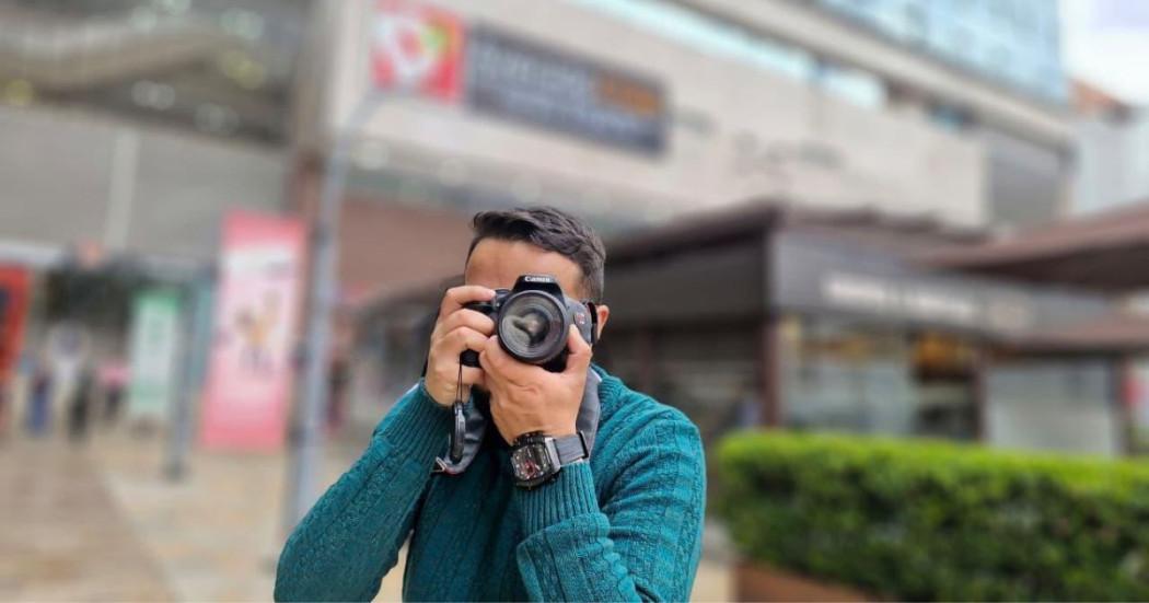 Imagen de un hombre con una cámara fotográfica en la mano