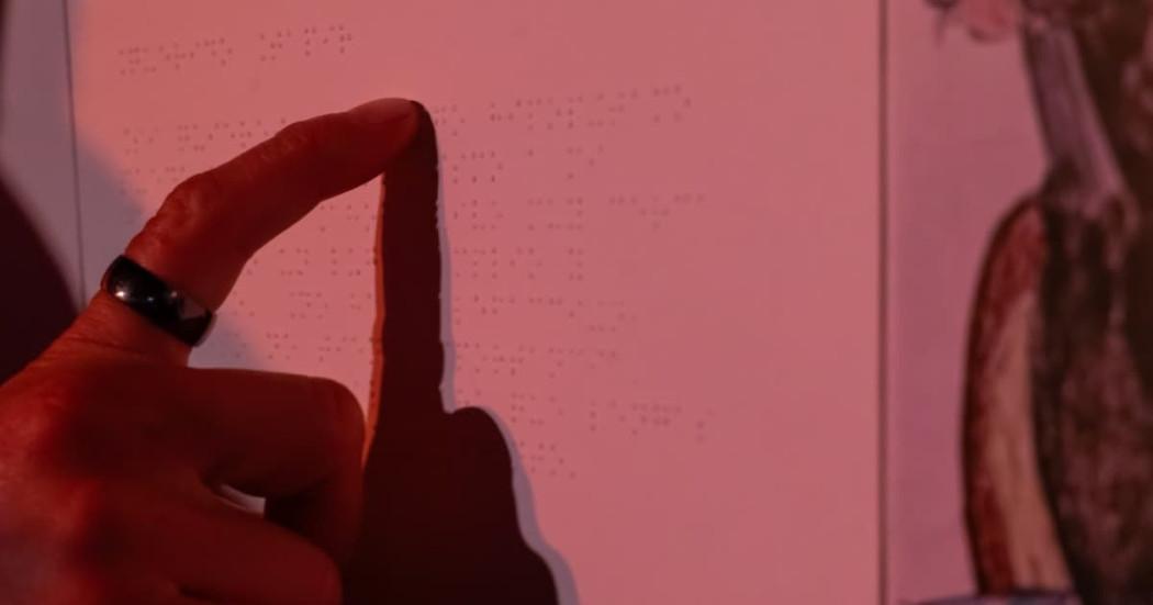 Lectura braile sobre pared