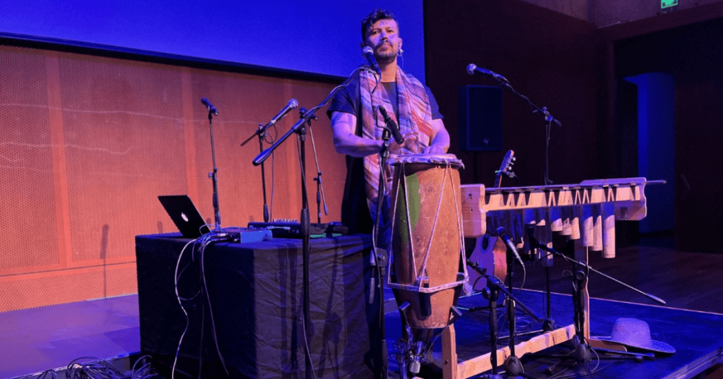 Imagen de la agrupaci{on en tarima.