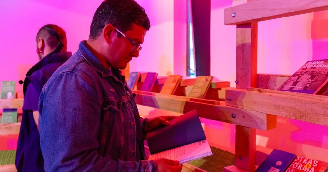 Hombre leyendo en la FILBo 