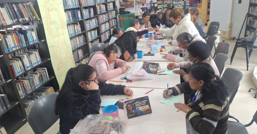 Imagen de grupo de mujeres en taller de Biblored