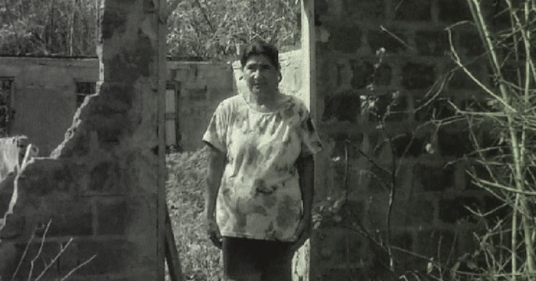 mujer posando frente a cámara