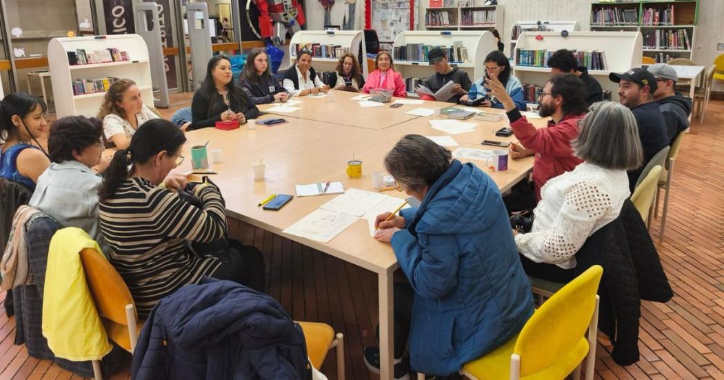 Imagen de personas en taller de BibloRed