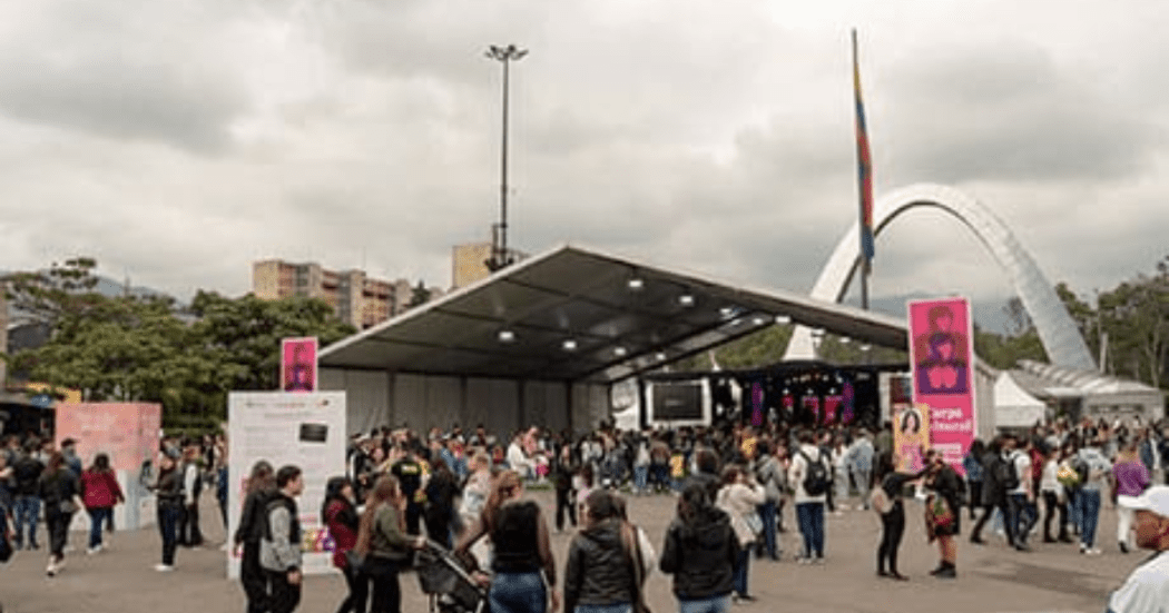 Imagen de la plaza central de Corferias en la FILBo.