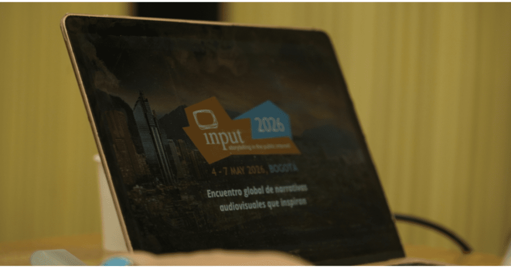 Imagen de un celular con la información del evento.