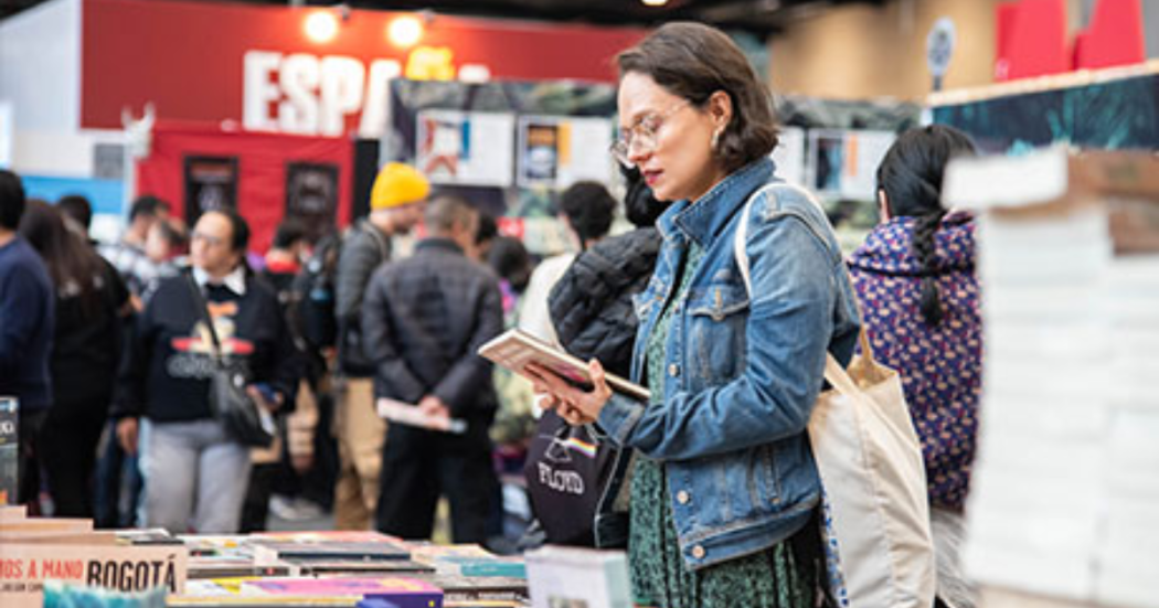 Imagen de una mujer disfrutando la exposición de libros en un espacio del FILBo 2025.