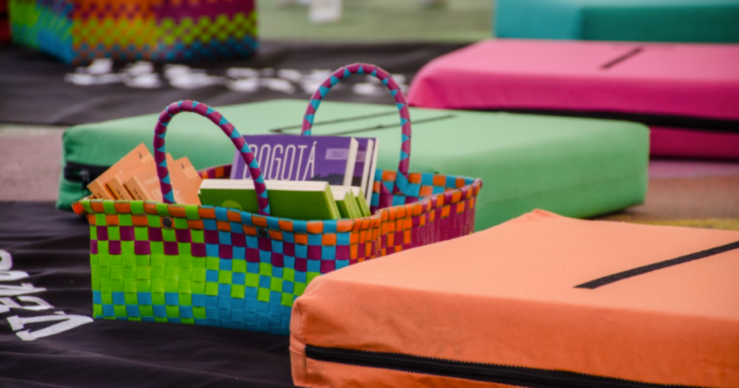 Imagen de un espacio donde se aprecian varios libros.