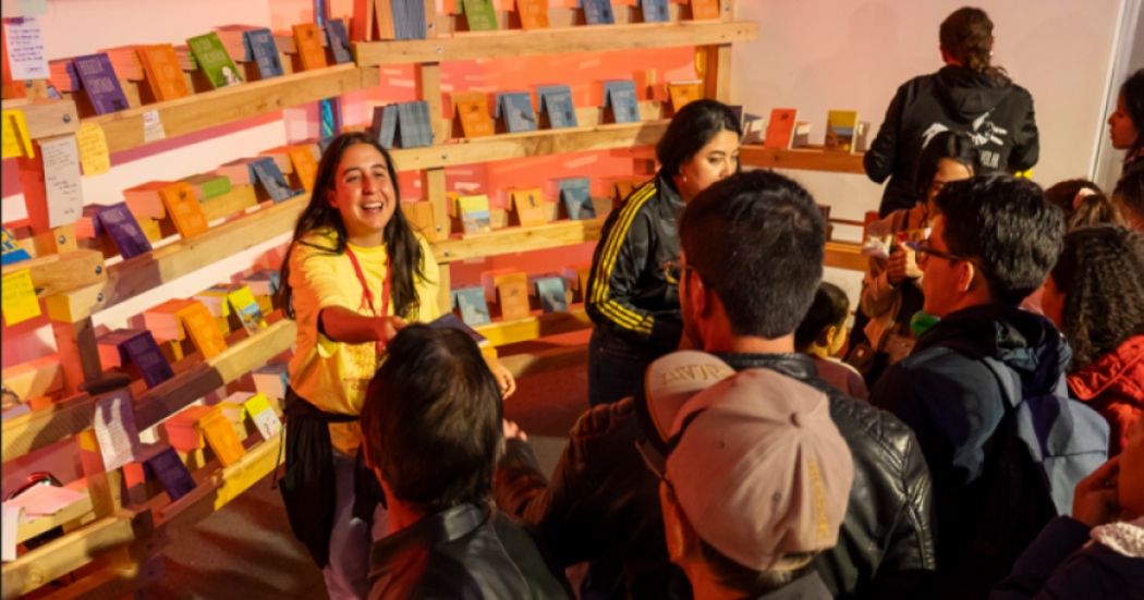 Imagen de varias personas participando en el taller de Libro al Viento.