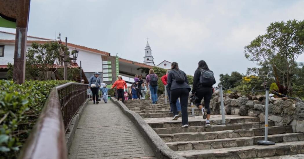 Personas ascendiendo por sendero de Monserrate