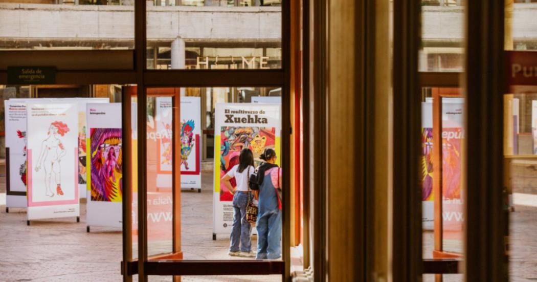 Imagen de mujeres observando exposición de arte